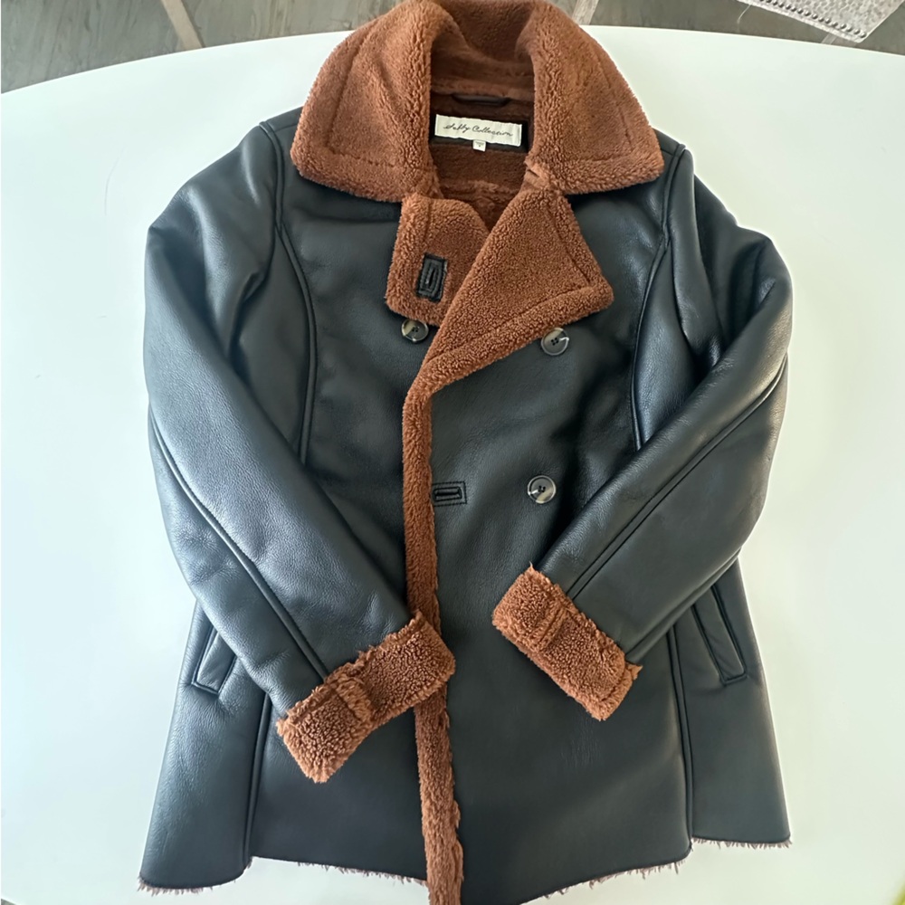 Stylish Black Leather Jacket with Brown Shearling Trim